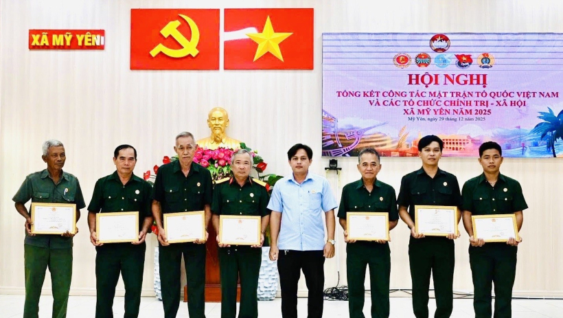 Bộ đội Cụ Hồ l&agrave;m đẹp l&agrave;ng qu&ecirc;