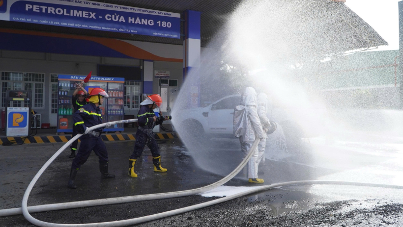 Thực tập phương &aacute;n chữa ch&aacute;y v&agrave; cứu nạn, cứu hộ tại cửa h&agrave;ng xăng dầu