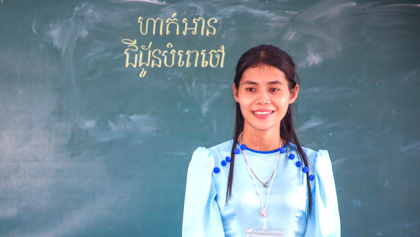 C&ocirc; gi&aacute;o Khmer&nbsp;gieo chữ nơi bi&ecirc;n giới