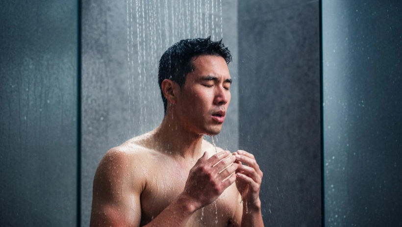 Tắm nước lạnh m&ugrave;a đ&ocirc;ng: Lợi hay hại cho sức khỏe?