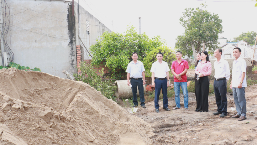 B&iacute; thư Đảng ủy x&atilde; Đức H&ograve;a kiểm tra tiến độ thi c&ocirc;ng x&acirc;y dựng, sửa chữa nh&agrave; t&igrave;nh ngh&igrave;a, t&igrave;nh thương