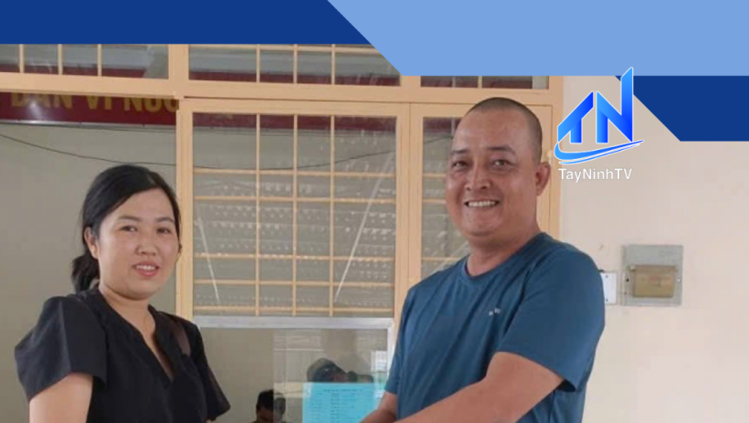 Nhặt được chiếc v&iacute; chứa 40 triệu đồng liền giao C&ocirc;ng an nhờ t&igrave;m chủ để trả lại