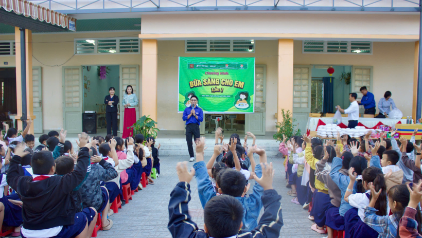 'Bữa s&aacute;ng cho em' đến với học sinh Trường Tiểu học Ng&ocirc; Thất Sơn