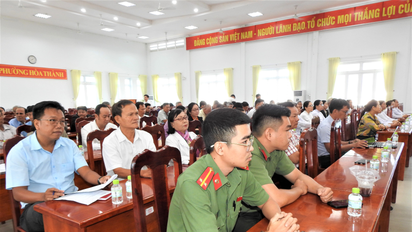 Cử tri phường Ho&agrave; Th&agrave;nh quan t&acirc;m vấn đề thuốc bảo hiểm y tế v&agrave; hạ tầng giao th&ocirc;ng