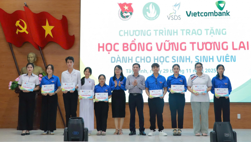 Đồng h&agrave;nh, tiếp sức để học sinh, sinh vi&ecirc;n vững bước tương lai