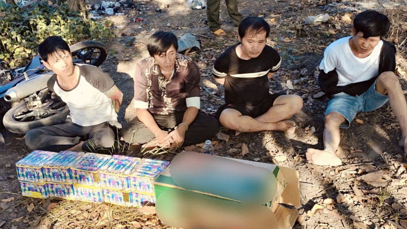 C&ocirc;ng an x&atilde; T&acirc;n Đ&ocirc;ng bắt giữ 4 đối tượng li&ecirc;n quan mua b&aacute;n ph&aacute;o lậu