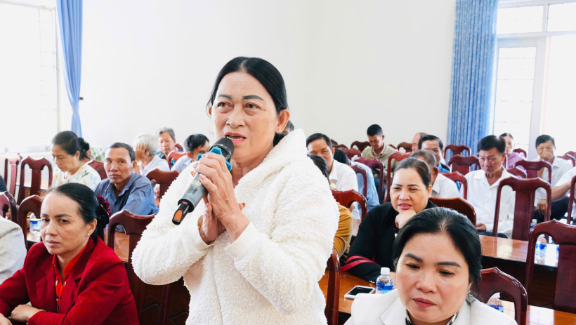 Cử tri x&atilde; T&acirc;n Tập &yacute; kiến về vấn đề quy hoạch khu, cụm c&ocirc;ng nghiệp 