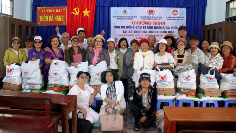 Cứu trợ đồng b&agrave;o bị thi&ecirc;n tai x&atilde; Vĩnh Hải, tỉnh Kh&aacute;nh H&ograve;a