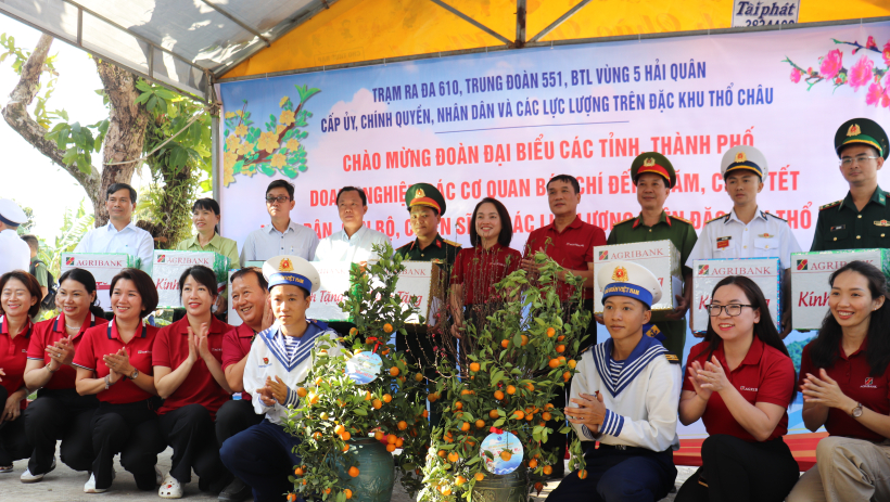 Thăm, tặng qu&agrave; c&aacute;n bộ, chiến sĩ, Nh&acirc;n d&acirc;n tr&ecirc;n đảo Thổ Chu