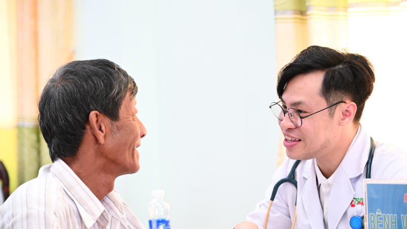 Kh&aacute;m bệnh, cấp thuốc miễn ph&iacute; cho người d&acirc;n x&atilde; Long Hựu