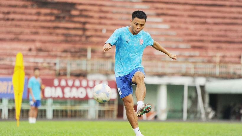 H&agrave; Vũ Em &ndash; T&igrave;nh y&ecirc;u kh&ocirc;ng rời với b&oacute;ng đ&aacute; Long An