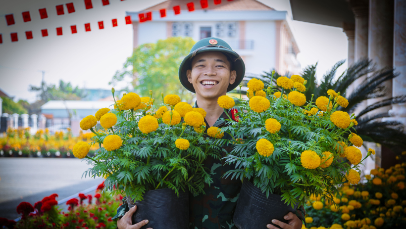 Bộ đội T&acirc;y Ninh trồng hoa đ&oacute;n Tết 