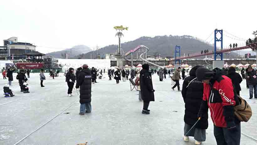 Lễ hội c&acirc;u c&aacute; tr&ecirc;n băng ở H&agrave;n Quốc - điểm đến m&ugrave;a Đ&ocirc;ng hấp dẫn h&agrave;ng đầu thế giới
