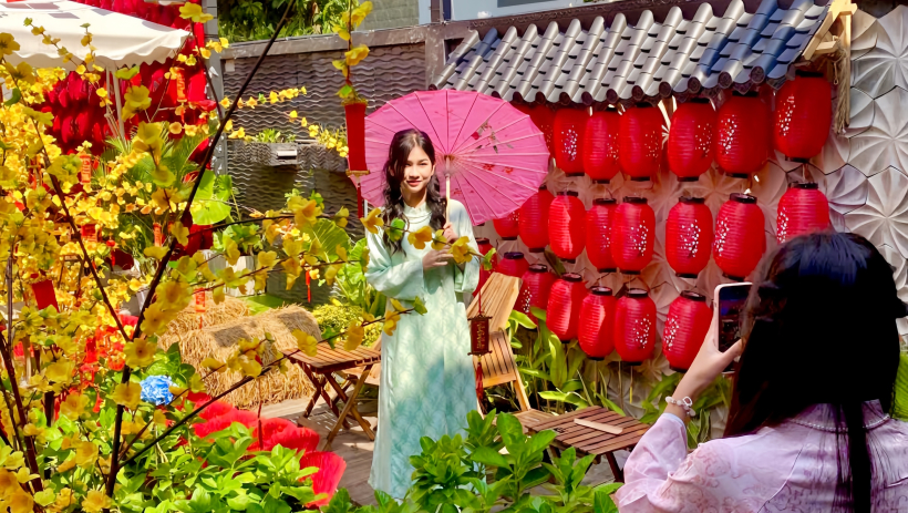 Người trẻ đ&oacute;n tết sớm