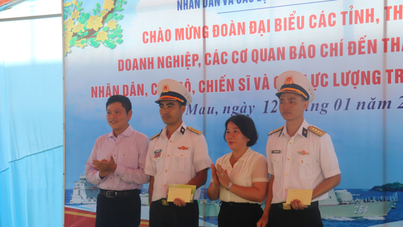 Đo&agrave;n c&ocirc;ng t&aacute;c c&aacute;c tỉnh, th&agrave;nh phố ph&iacute;a Nam thăm, ch&uacute;c Tết tr&ecirc;n đảo H&ograve;n Chuối