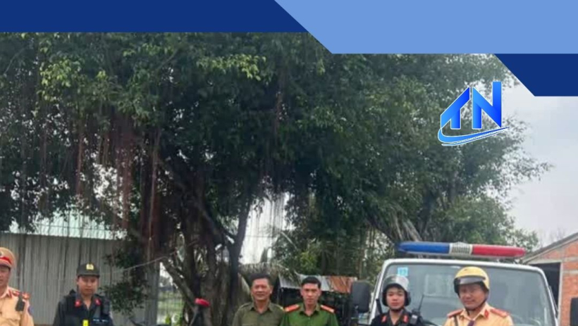 Cảnh s&aacute;t giao th&ocirc;ng bắt giữ phương tiện vận chuyển 1.300 g&oacute;i thuốc l&aacute; nhập lậu