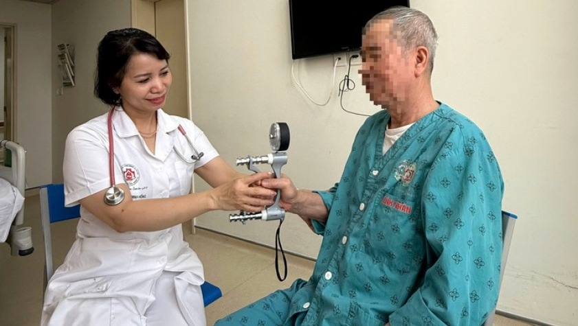 Thiểu cơ l&agrave;m suy yếu sức khỏe người cao tuổi thế n&agrave;o?