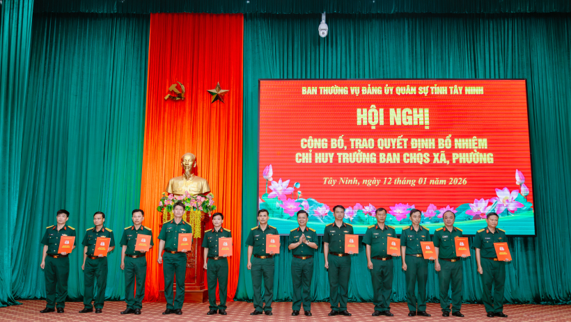 C&ocirc;ng bố, trao quyết định bổ nhiệm Chỉ huy trưởng Ban Chỉ huy qu&acirc;n sự x&atilde;, phường