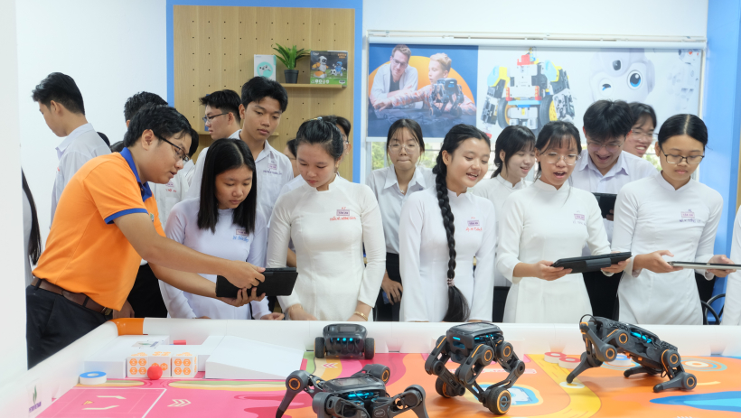 Kh&aacute;nh th&agrave;nh Ph&ograve;ng thực h&agrave;nh gi&aacute;o dục STEM tại Trường THPT T&acirc;n An