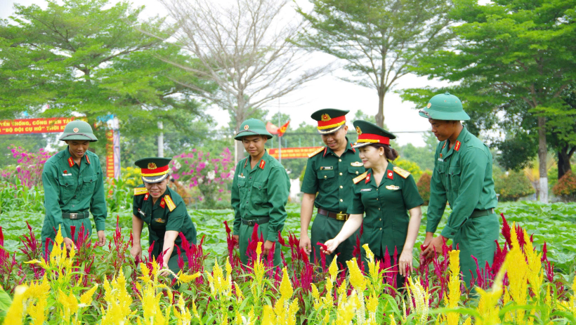 Sắc hoa d&acirc;ng Đảng, mừng Xu&acirc;n quyết thắng