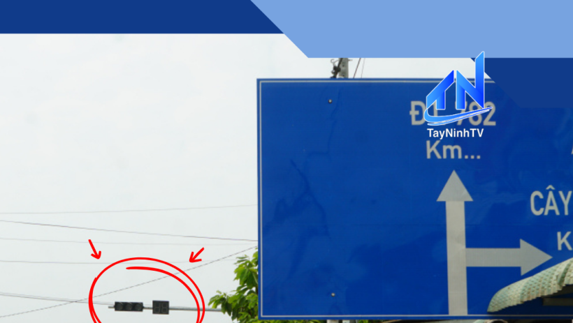 Đ&egrave;n t&iacute;n hiệu giao th&ocirc;ng ở ng&atilde; ba C&acirc;y Trắc vẫn chưa hoạt động