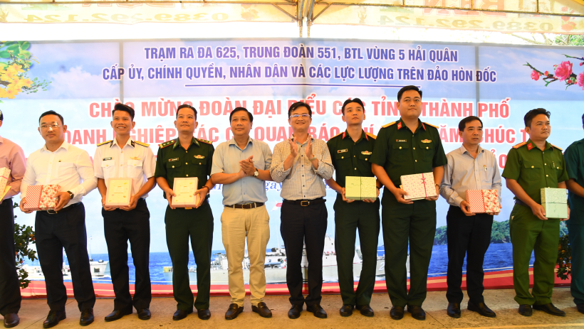 Đo&agrave;n đại biểu c&aacute;c tỉnh, th&agrave;nh phố ph&iacute;a Nam thăm, động vi&ecirc;n c&aacute;n bộ, chiến sĩ tr&ecirc;n đảo H&ograve;n Đốc