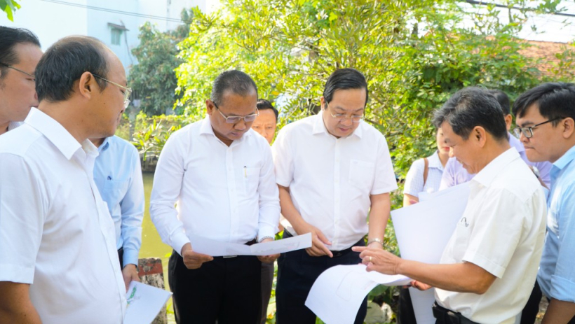 Ph&oacute; Chủ tịch UBND tỉnh Nguyễn Minh L&acirc;m kiểm tra, khảo s&aacute;t vướng mắc chồng lấn ranh tuyến Đường tỉnh 827E 