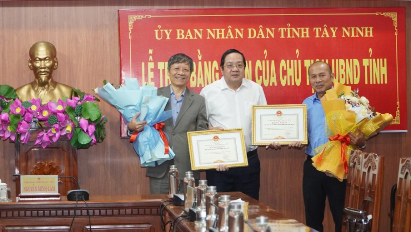 Tặng bằng khen cho c&aacute;c tập thể, c&aacute; nh&acirc;n trong thực hiện Dự &aacute;n đường V&agrave;nh đai 4 TP.Hồ Ch&iacute; Minh