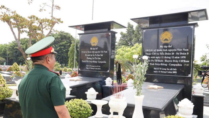 Ng&ocirc;i mộ tập thể 120 liệt sĩ ở b&ecirc;n cột cờ Tổ quốc