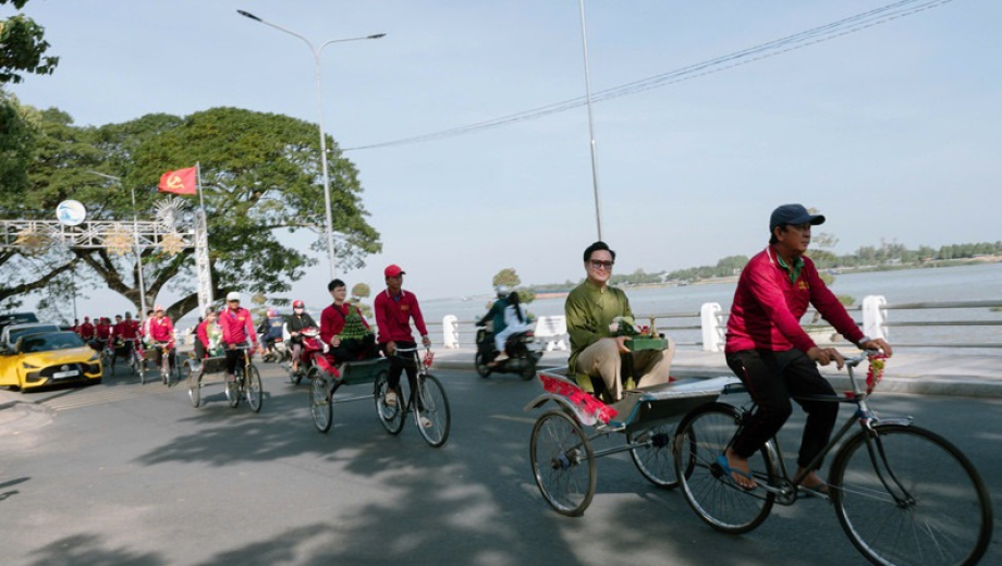 Độc lạ cảnh rước d&acirc;u bằng xe l&ocirc;i tại miền T&acirc;y g&acirc;y sốt