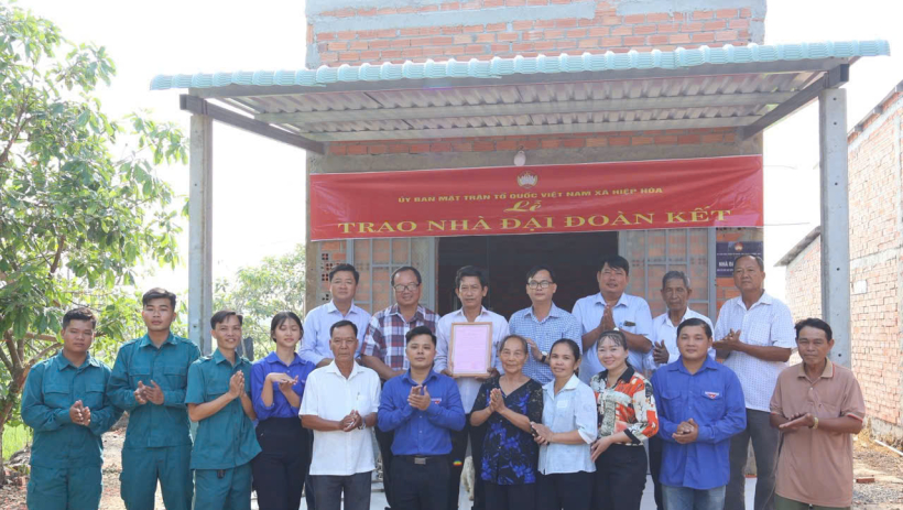 X&atilde; Hiệp H&ograve;a: Trao tặng 5 căn nh&agrave; Đại đo&agrave;n kết 