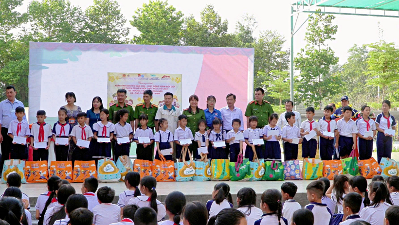 Tuy&ecirc;n truyền ph&ograve;ng ch&aacute;y chữa ch&aacute;y v&agrave; tặng qu&agrave; cho học sinh Trường Tiểu học Giồng Nần