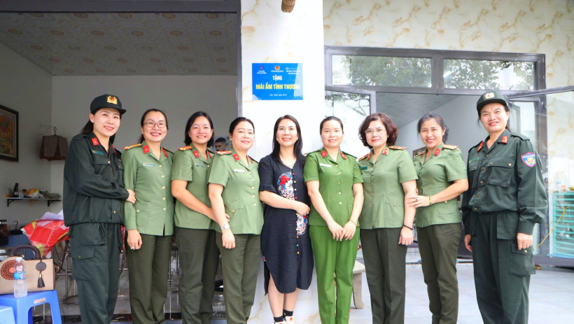 C&ocirc;ng an T&acirc;y Ninh: Đồng h&agrave;nh trao những y&ecirc;u thương