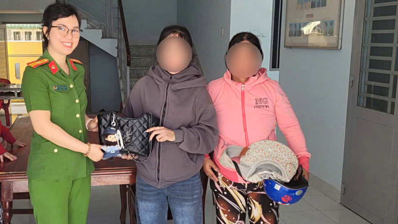 C&ocirc;ng an x&atilde; Bến Cầu trao trả t&agrave;i sản gần 70 triệu đồng cho người d&acirc;n đ&aacute;nh rơi