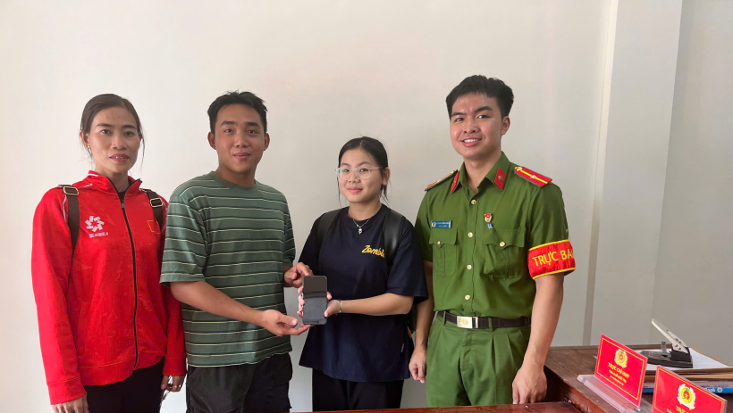 Học sinh THPT T&acirc;n Ch&acirc;u trả lại t&agrave;i sản bị đ&aacute;nh rơi 