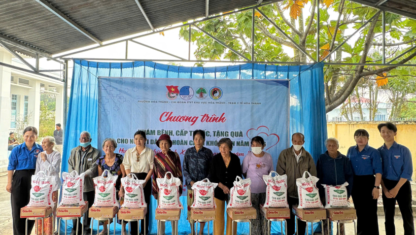 Kh&aacute;m bệnh miễn ph&iacute; cho người d&acirc;n kh&oacute; khăn tại phường H&ograve;a Th&agrave;nh