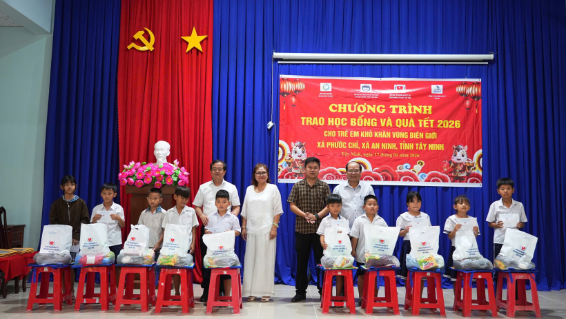 Hơn 117 triệu đồng qu&agrave; tết v&agrave; học bổng tặng trẻ em c&oacute; ho&agrave;n cảnh kh&oacute; khăn v&ugrave;ng bi&ecirc;n giới