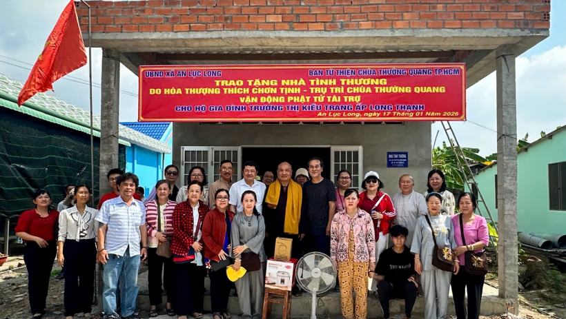 X&atilde; An Lục Long trao tặng nh&agrave; t&igrave;nh thương cho người d&acirc;n c&oacute; ho&agrave;n cảnh kh&oacute; khăn