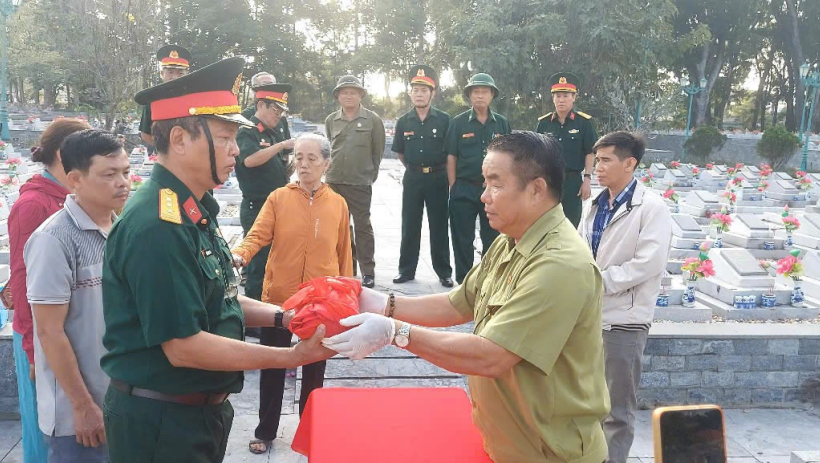 Hỗ trợ di dời h&agrave;i cốt liệt sĩ L&ecirc; Văn Hoa về qu&ecirc; hương