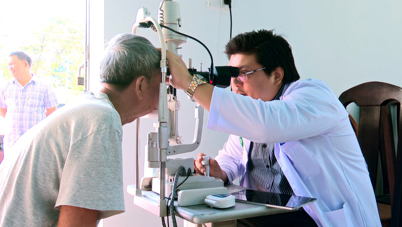 Bộ đội Bi&ecirc;n ph&ograve;ng T&acirc;y Ninh: Tổ chức kh&aacute;m mắt v&agrave; tặng qu&agrave; cho người d&acirc;n bi&ecirc;n giới