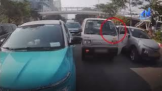 Mở cửa xe bất cẩn, t&agrave;i xế &ocirc; t&ocirc; g&acirc;y ra va chạm