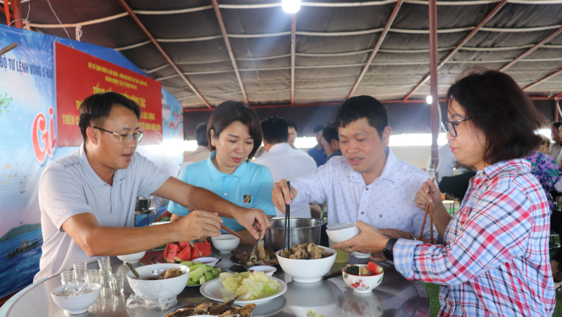 Giữ bếp lửa giữa tr&ugrave;ng khơi