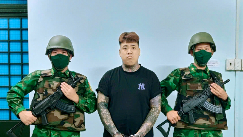 Bắt giữ đối tượng bị truy n&atilde; khi l&agrave;m thủ tục nhập cảnh