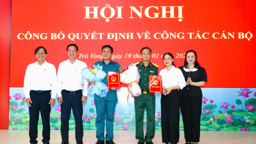 Tr&agrave; Vong: C&ocirc;ng bố quyết định bổ nhiệm Chỉ huy trưởng Ban Chỉ huy Qu&acirc;n sự x&atilde;