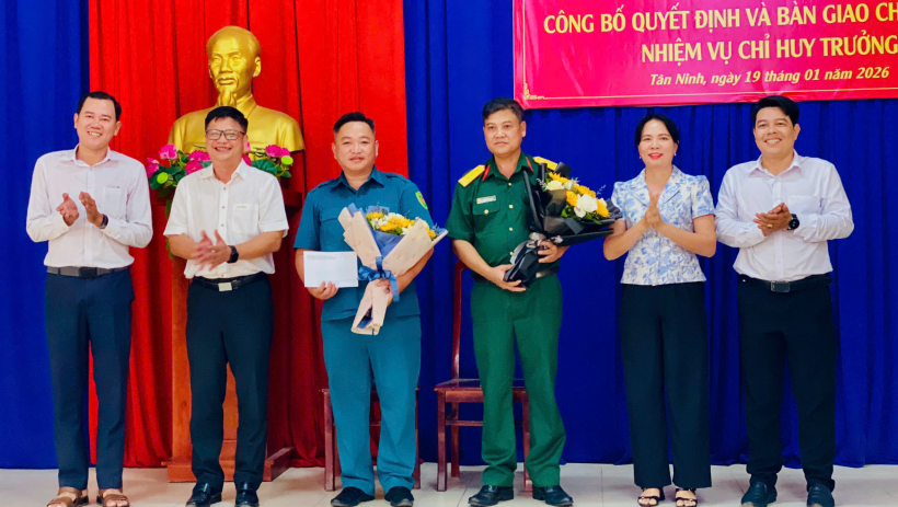 T&acirc;n Ninh: B&agrave;n giao chức tr&aacute;ch, nhiệm vụ Chỉ huy trưởng Ban Chỉ huy Qu&acirc;n sự phường