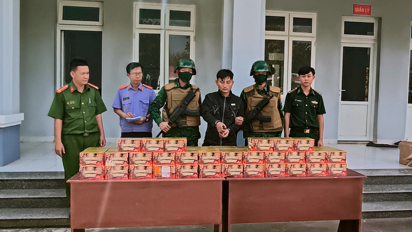 Bắt đối tượng vận chuyển gần 100kg ph&aacute;o hoa nổ qua bi&ecirc;n giới