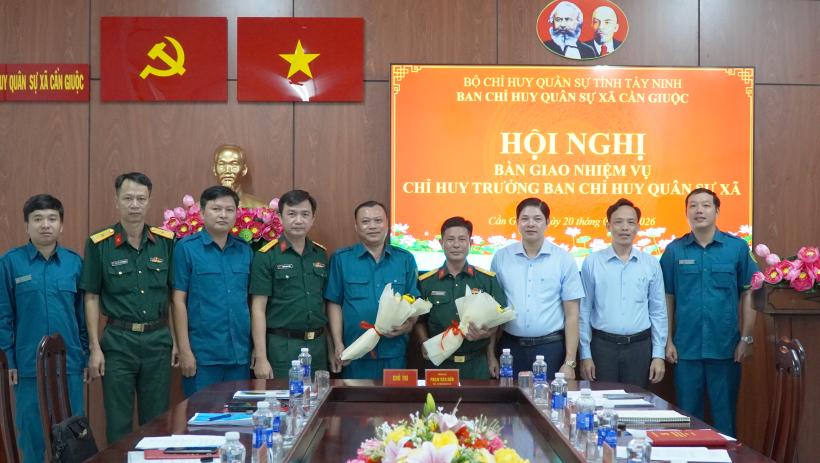 X&atilde; Cần Giuộc b&agrave;n giao nhiệm vụ Chỉ huy trưởng Ban Chỉ huy Qu&acirc;n sự x&atilde;