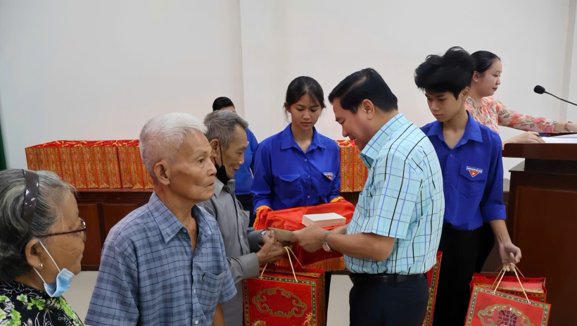 Nguy&ecirc;n B&iacute; thư Tỉnh ủy Phạm Văn Rạnh tặng qu&agrave; cho gia đ&igrave;nh ch&iacute;nh s&aacute;ch