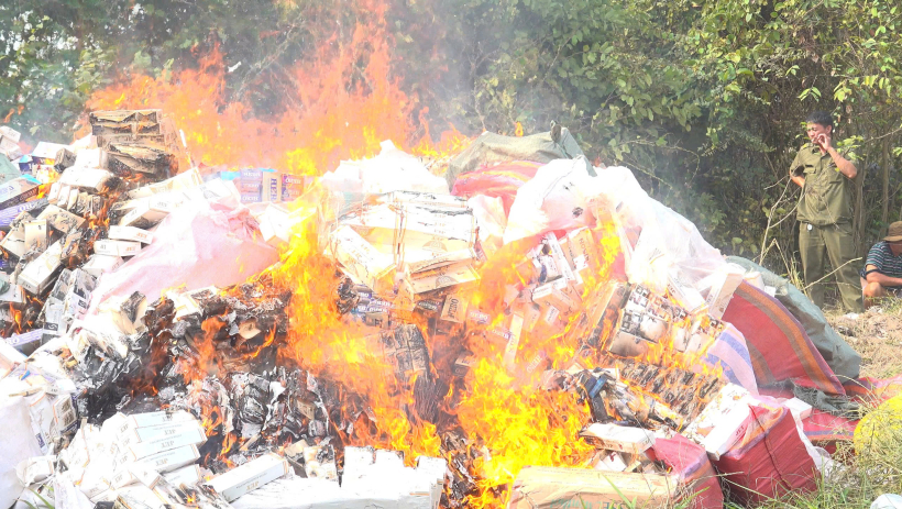 X&atilde; Hậu Nghĩa: Ti&ecirc;u hủy hơn 103.000 g&oacute;i thuốc l&aacute; nhập lậu