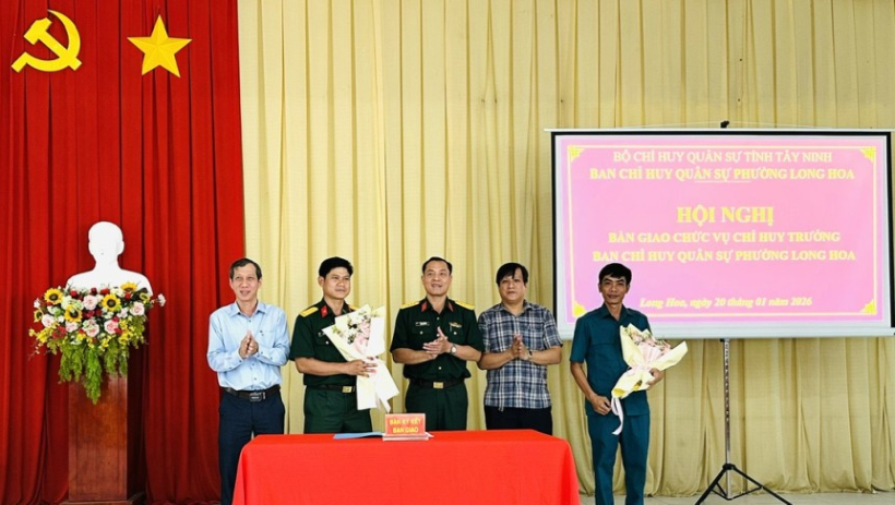 B&agrave;n giao nhiệm vụ Chỉ huy trưởng Ban Chỉ huy Qu&acirc;n sự phường Long Hoa